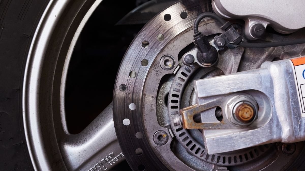 Nahaufnahme eines ABS-Bremssystems an einem Fahrzeugrad.
