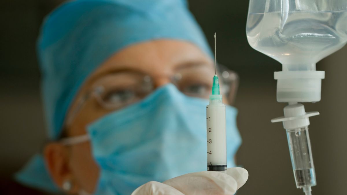 Eine Krankenschwester hält eine Spritze mit Anästhetikum in der Hand.