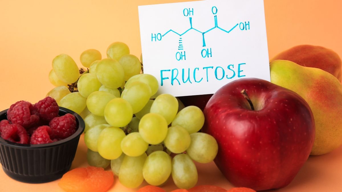 Eine Auswahl an Früchten, darunter Trauben, Äpfel und Himbeeren, mit einer Notiz über Fruktose.