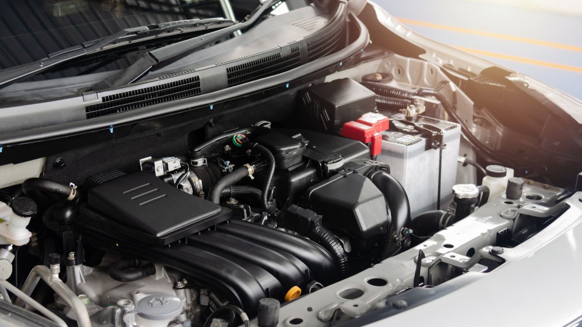 Ein moderner CRDI-Dieselmotor im Motorraum eines Fahrzeugs.