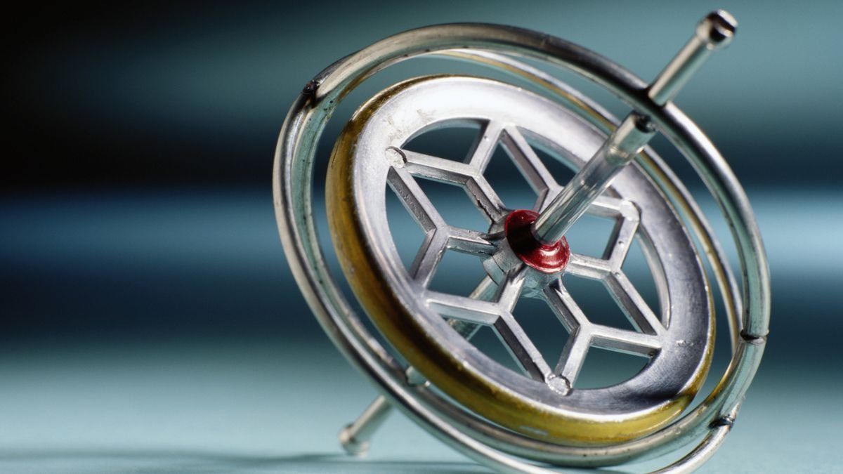 Ein modernes Gyroskop, das Stabilität und Präzision symbolisiert.
