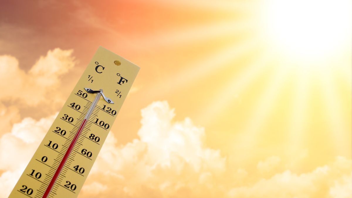 Ein Thermometer zeigt hohe Temperaturen an, umgeben von Sonnenstrahlen und Wolken.