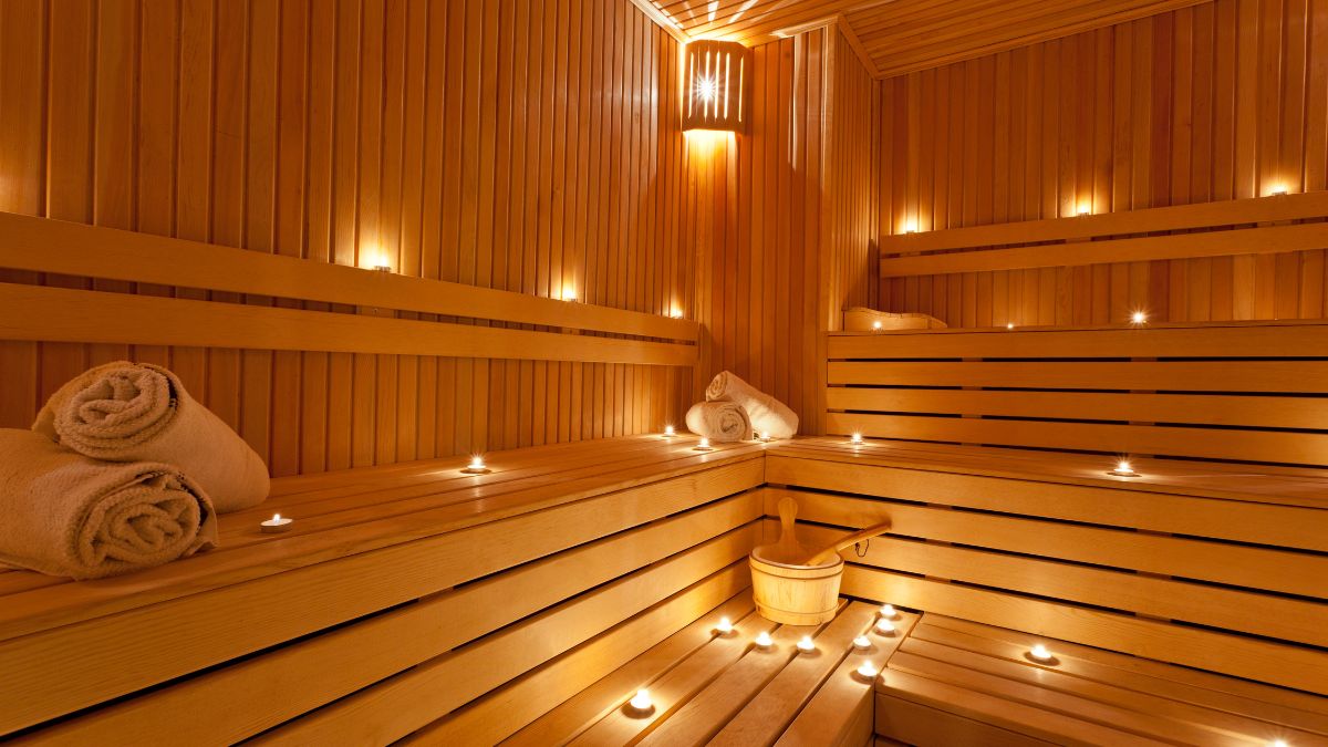 Gemütliche Infrarot-Sauna mit Holzverkleidung und Kerzenlicht.