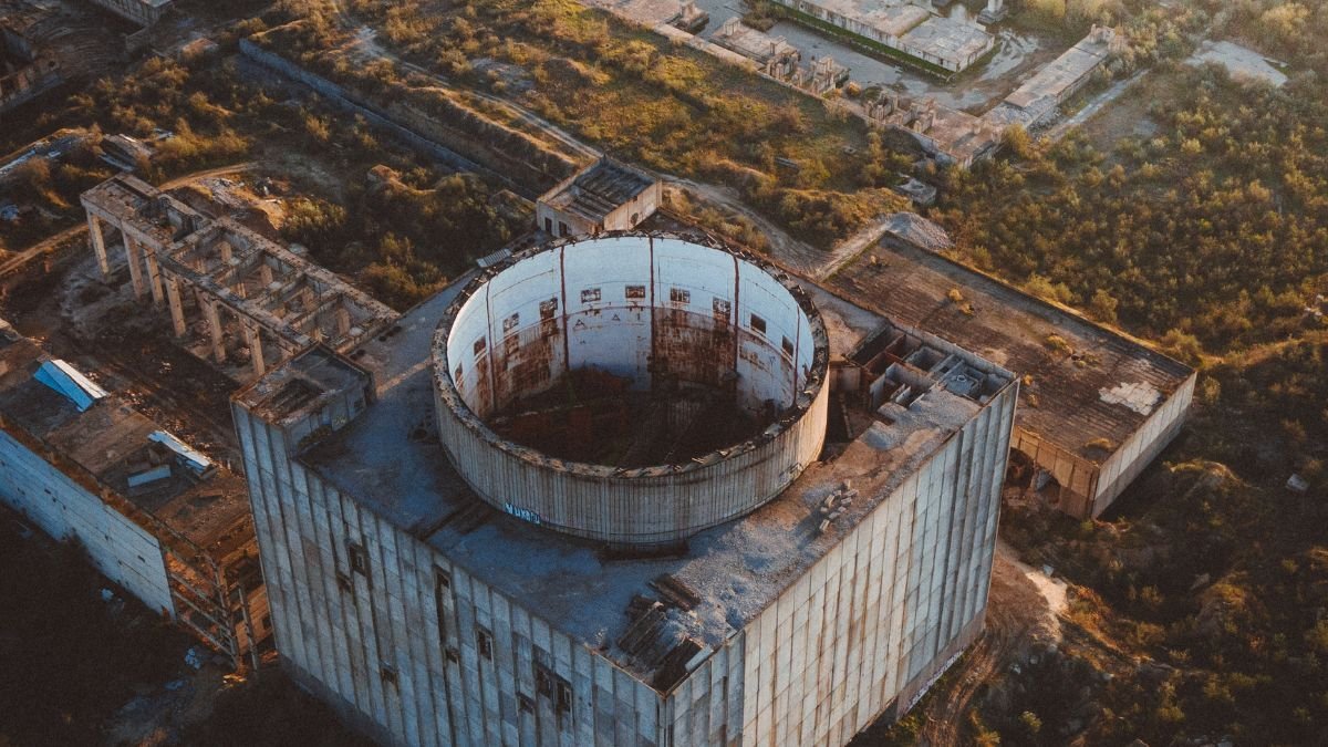 Eine verlassene Kernkraftwerksanlage mit einem offenen Reaktorbehälter.