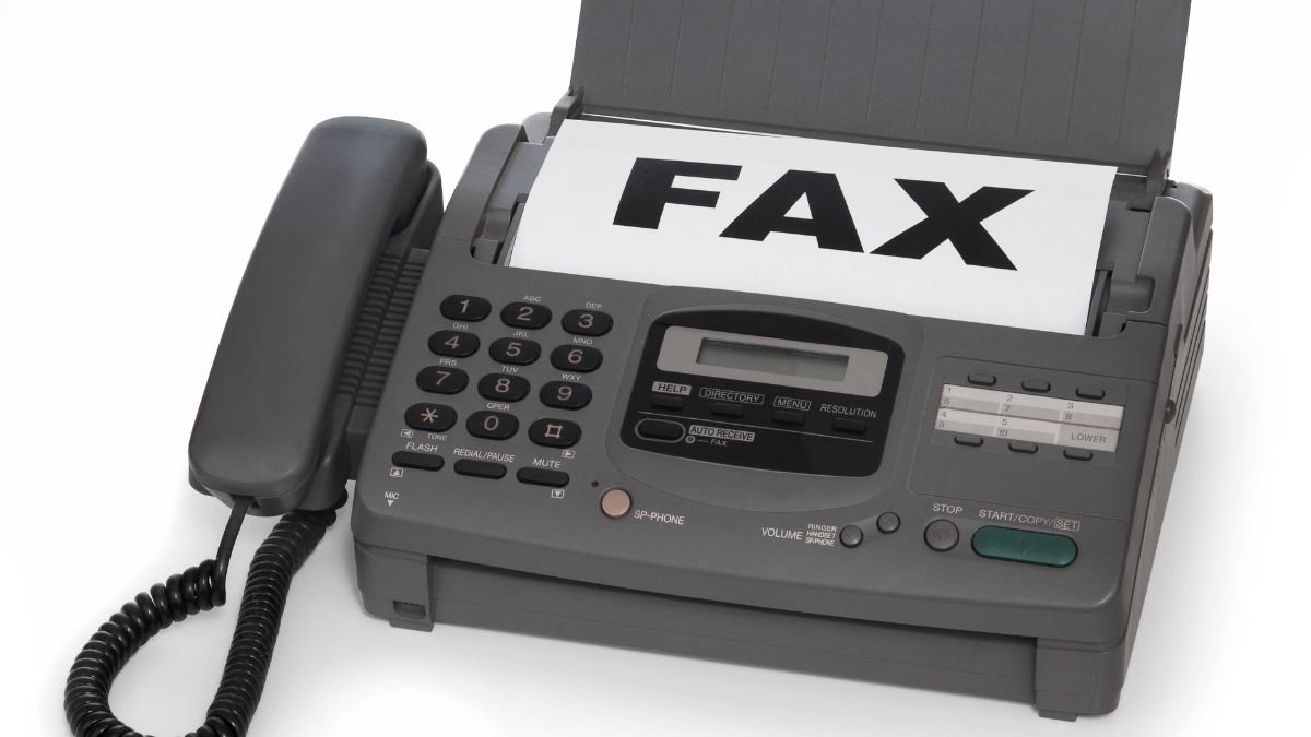 Ein klassisches Faxgerät mit einem Ausdruck, der 'FAX' zeigt.
