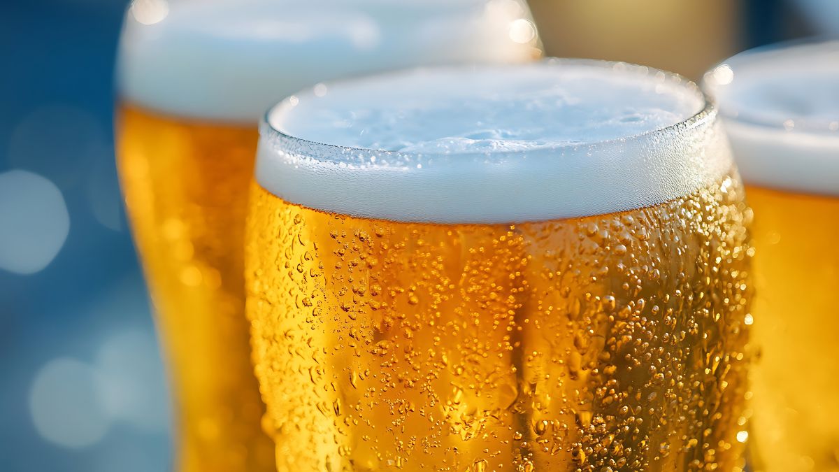 Drei Gläser Karamalz-Bier mit feiner Schaumkrone und Kondenswasser.