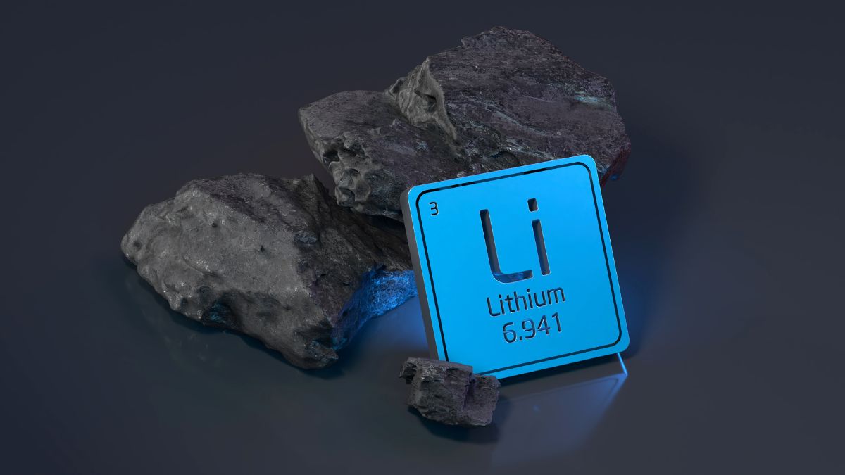 Ein Periodensystem-Symbol für Lithium mit Gesteinsstücken im Hintergrund.
