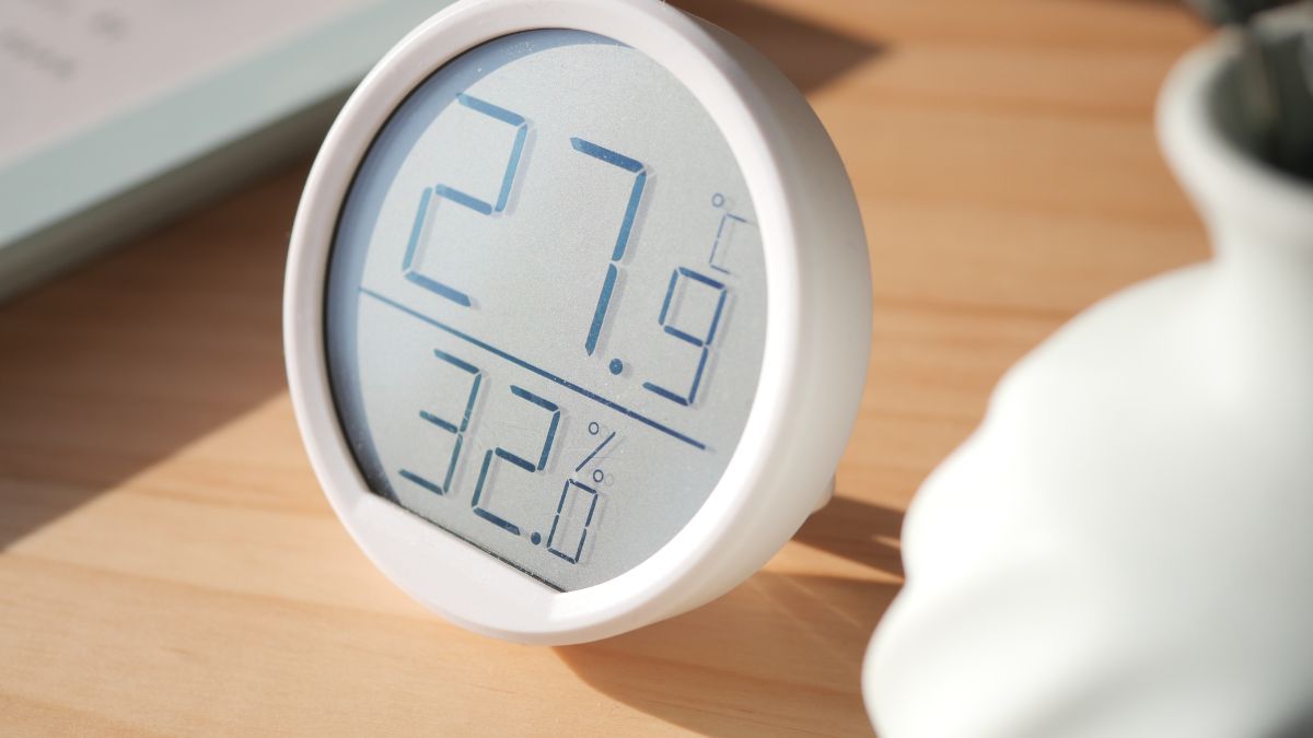 Ein digitaler Luftfeuchtigkeitssensor zeigt 27,9°C und 32% Luftfeuchtigkeit an.