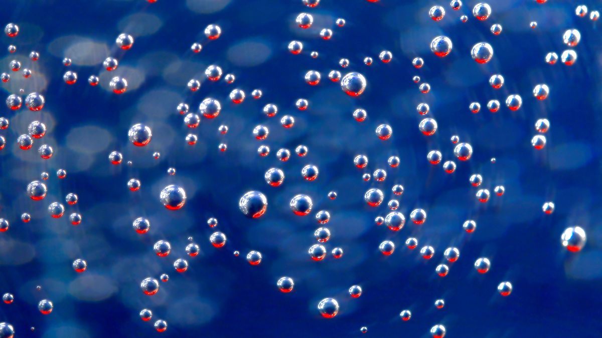 Eine Vielzahl von Mikroblasen in einem blauen Hintergrund, die die Effizienz von Mikroblasenabscheidern symbolisieren.