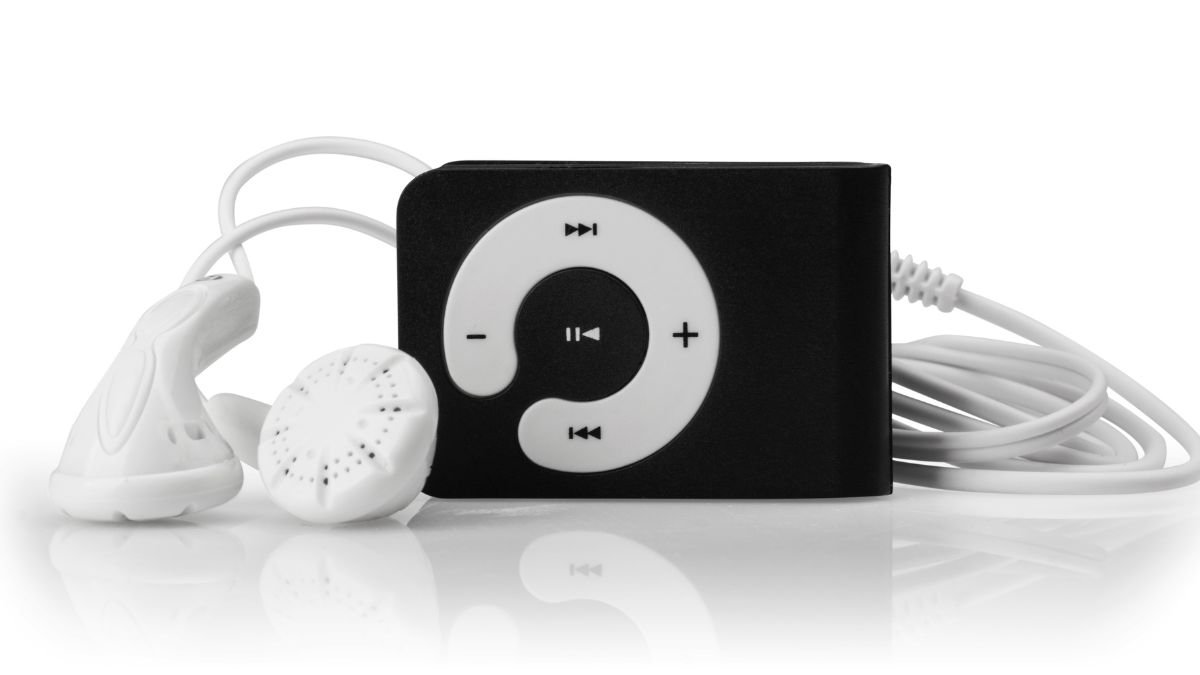 Ein MP3-Transmitter mit weißen Kopfhörern, ideal für Musik im Auto.