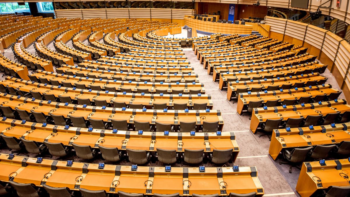 Ein Blick auf den leeren Sitzungssaal des ungarischen Parlaments mit vielen Tischen und Stühlen.
