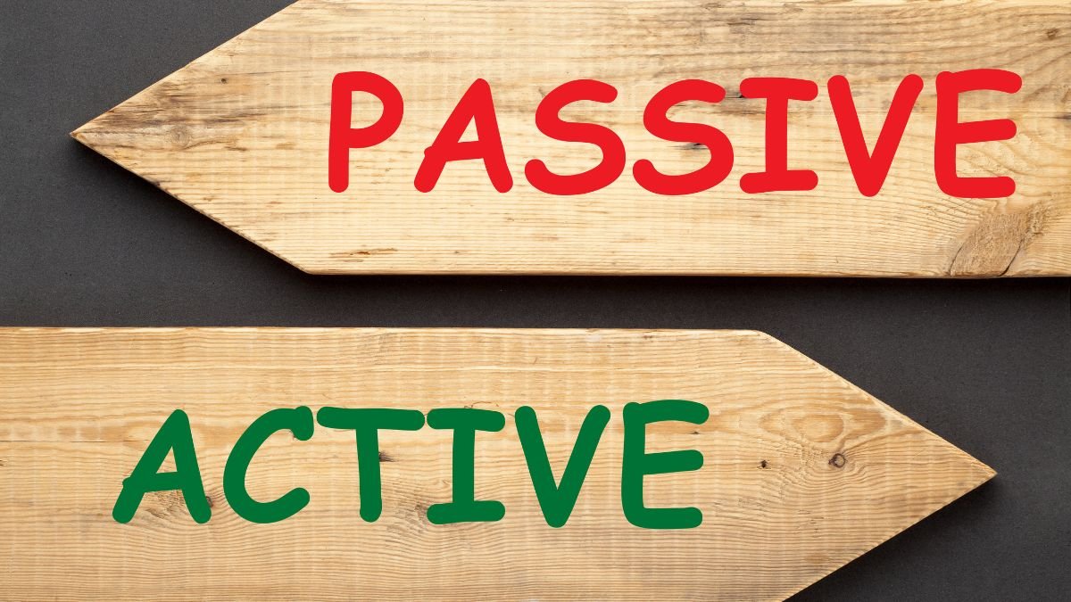 Zwei Holzschilder mit den Aufschriften 'PASSIVE' in Rot und 'ACTIVE' in Grün.
