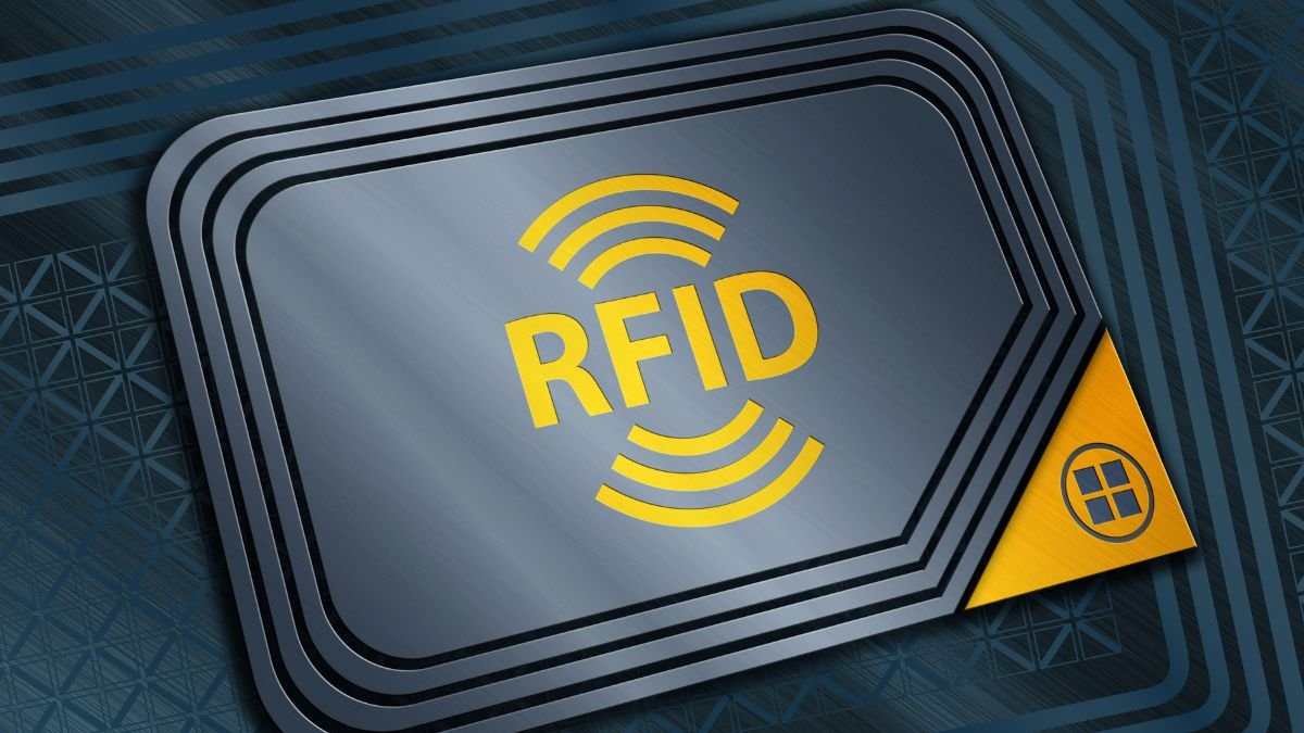 Ein RFID-Chip mit dem Schriftzug 'RFID' auf metallischem Hintergrund.
