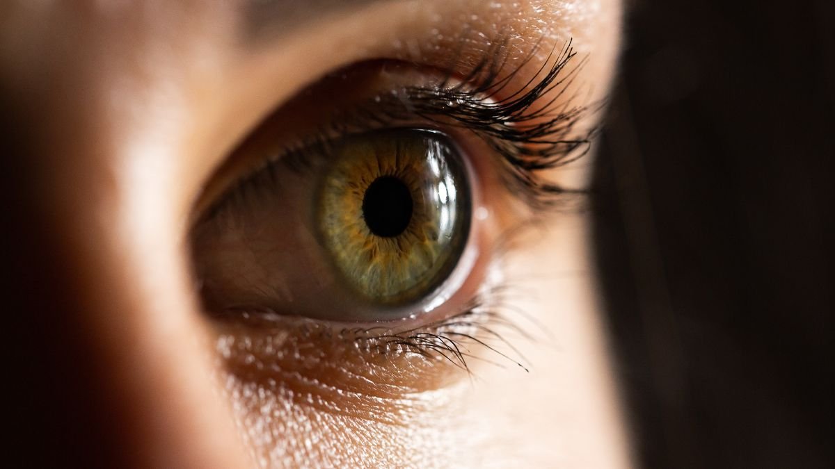 Nahaufnahme eines menschlichen Auges mit erweiterter Pupille.