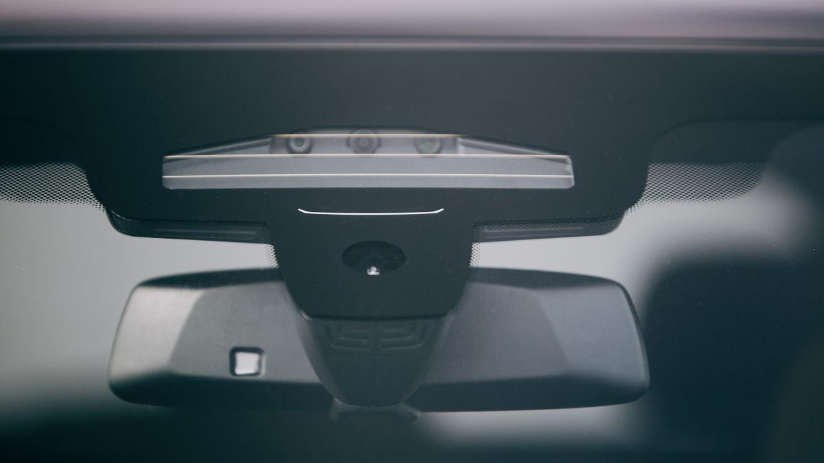 Nahaufnahme eines Regensensors an der Windschutzscheibe eines Fahrzeugs.