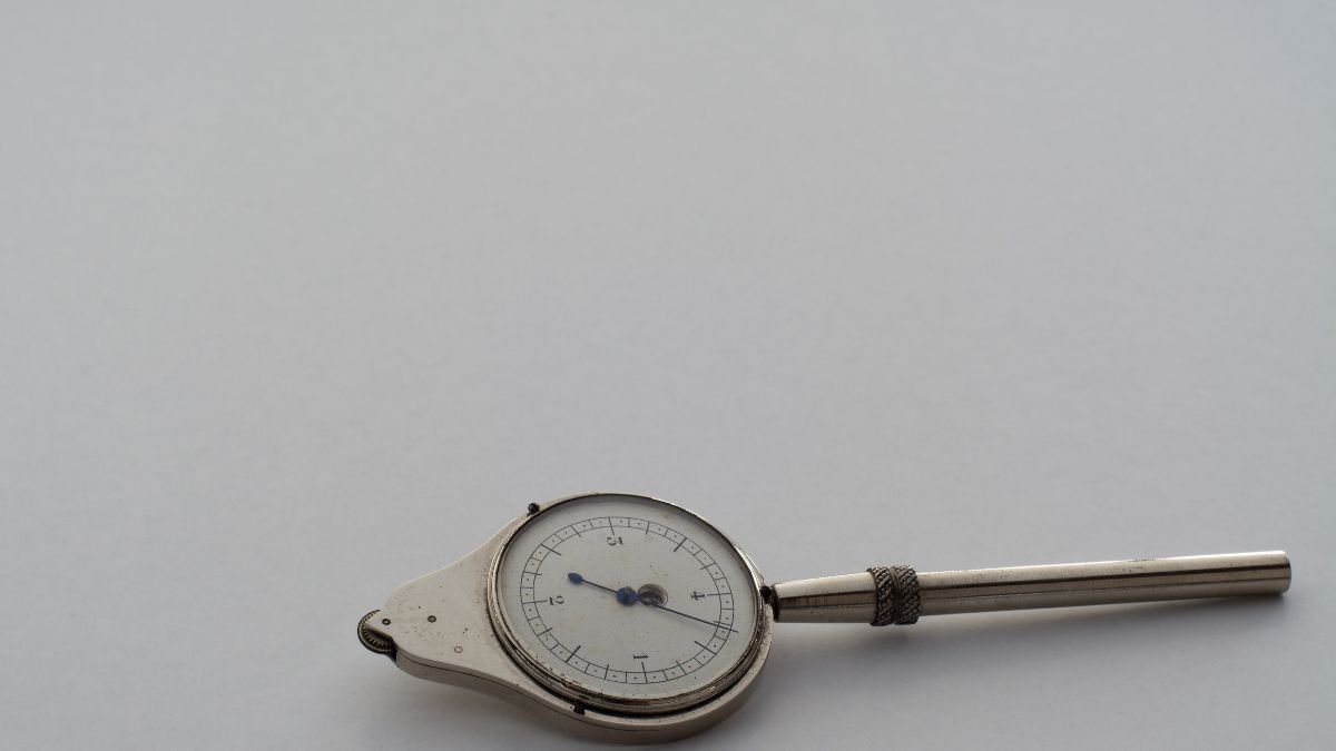 Ein Rotameter mit einem Ziffernblatt zur Durchflussmessung von Flüssigkeiten.