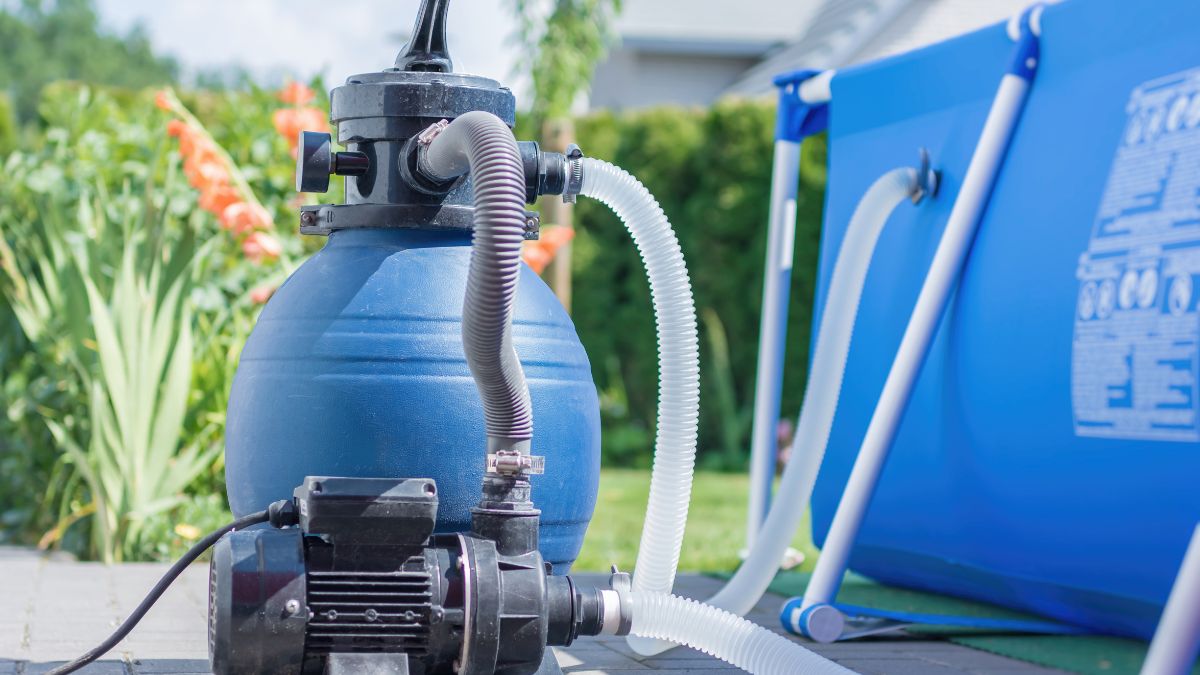 Ein Sandfilter-Mehrwegeventil mit Pumpe, ideal für die Wasseraufbereitung.