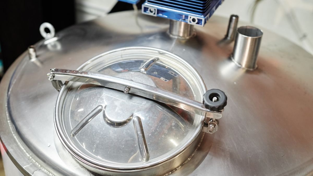 Ein Schwimmdeckel-Tank mit einem transparenten Deckel und einem Sicherheitsverschluss.