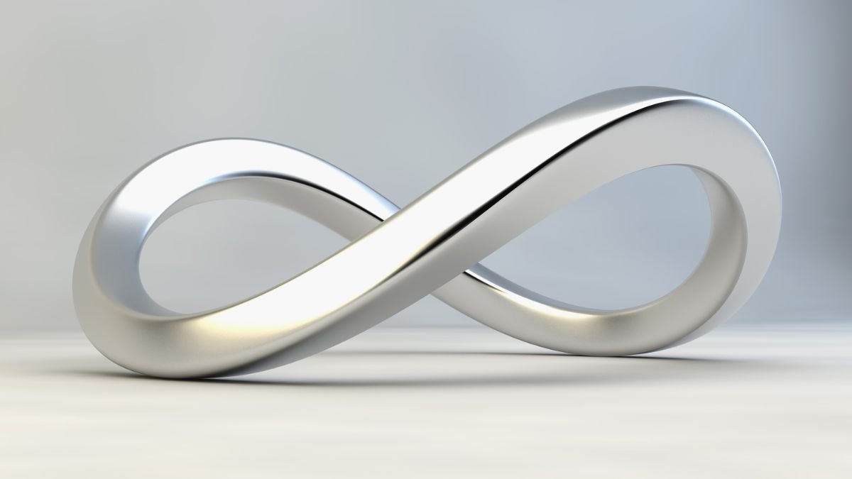 Eine glänzende, silberne Unendlichkeitsschleife auf hellem Hintergrund.
