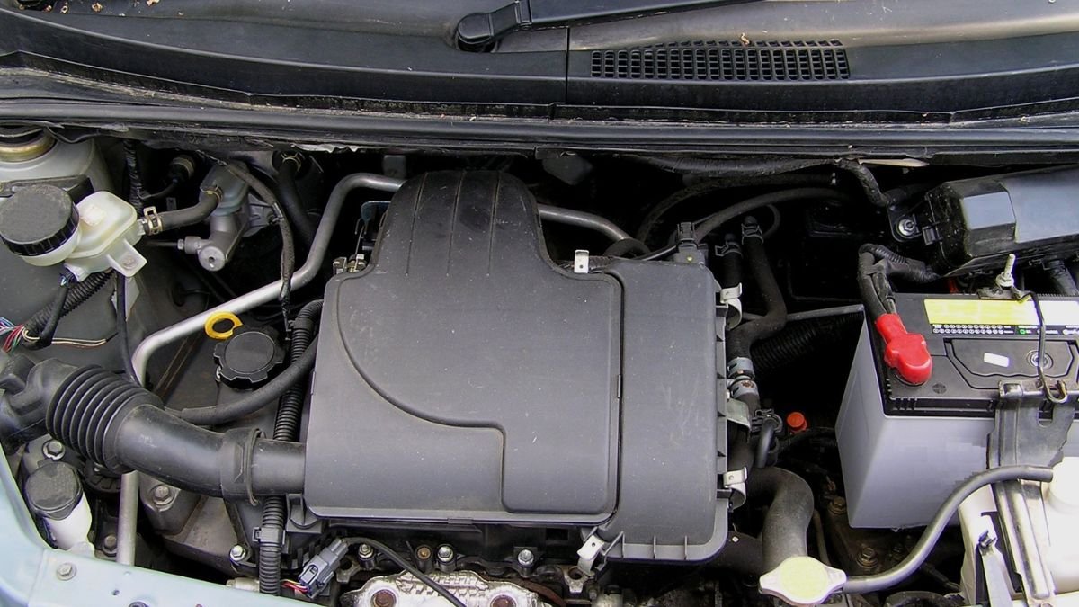 Ein Blick auf einen 3-Zylinder-Motor mit verschiedenen Komponenten und Kabeln.