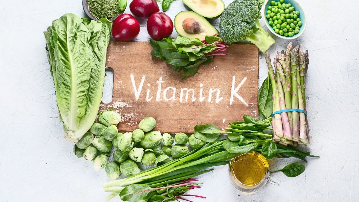 Eine Auswahl an frischem Gemüse und Obst, die reich an Vitamin K sind.