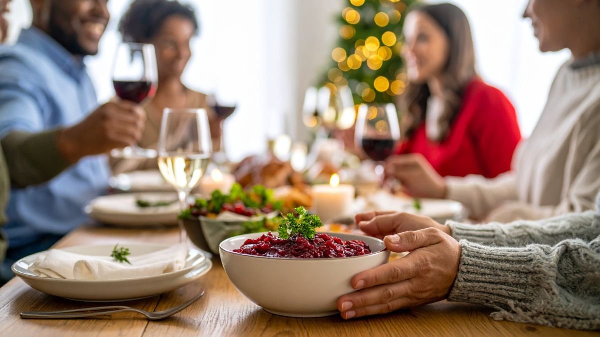 Eine festliche Tafel mit Wein, Gans und Beilagen während eines Weihnachtsessens.