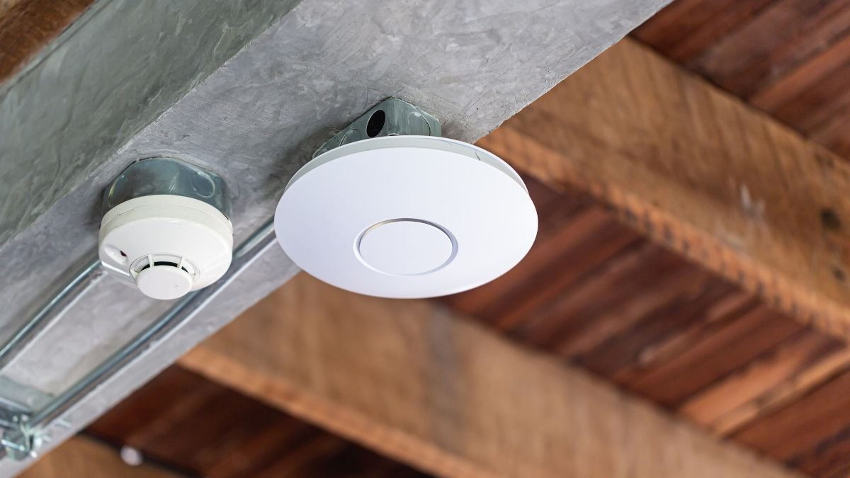 Ein Access Point an der Decke montiert, sorgt für WLAN-Abdeckung.