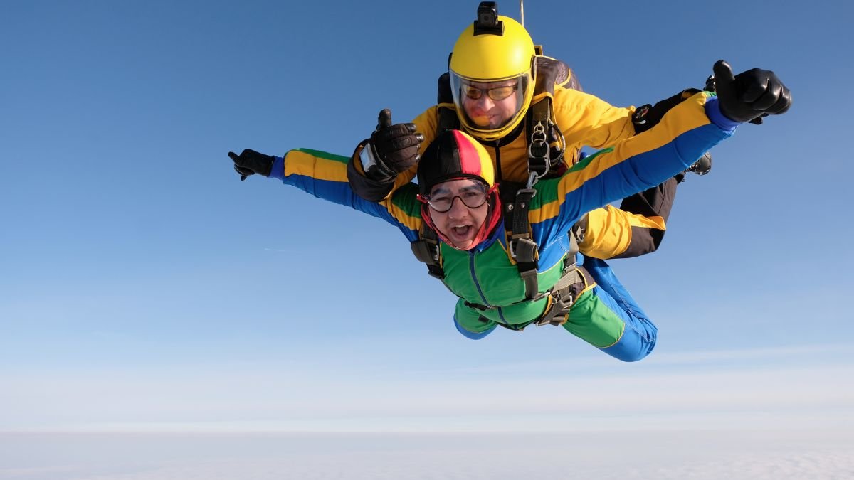 Ein Tandemspringer genießt den freien Fall mit einem erfahrenen Instruktor.