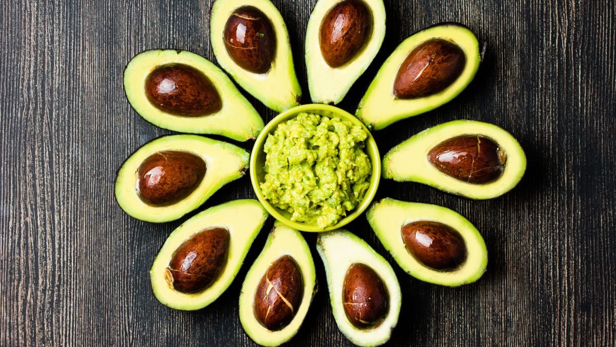 Eine kreative Anordnung von Avocadohälften und Guacamole in einer Schüssel.