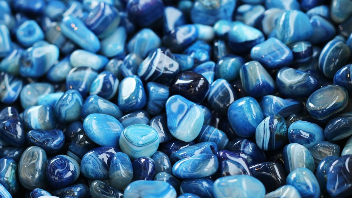 Eine Ansammlung von blauen Steinen in verschiedenen Schattierungen und Formen.