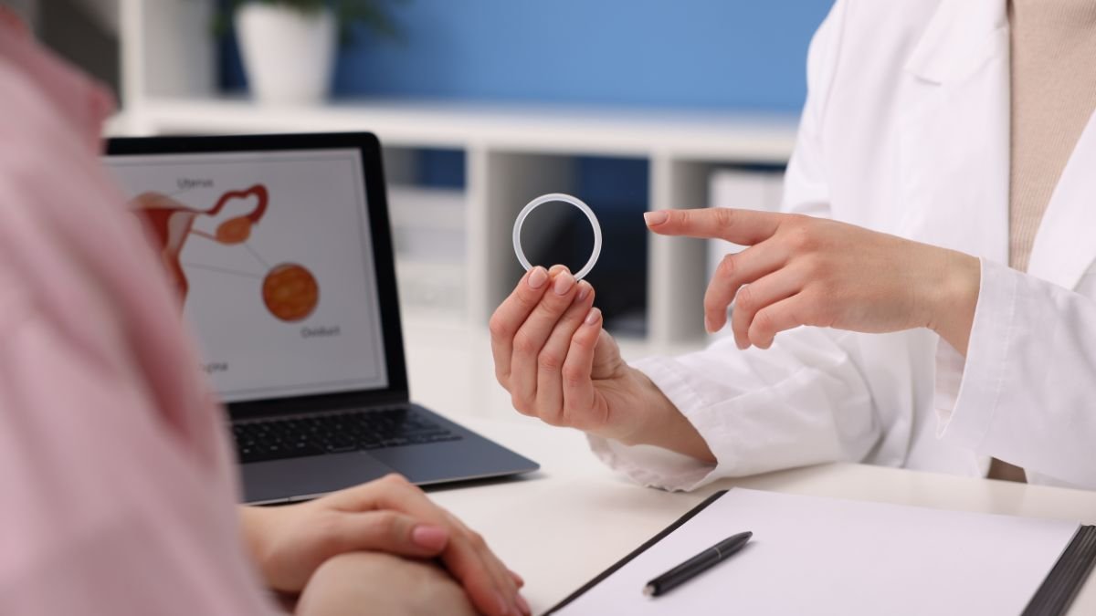 Eine Ärztin zeigt einen Vaginalring während einer Beratung.