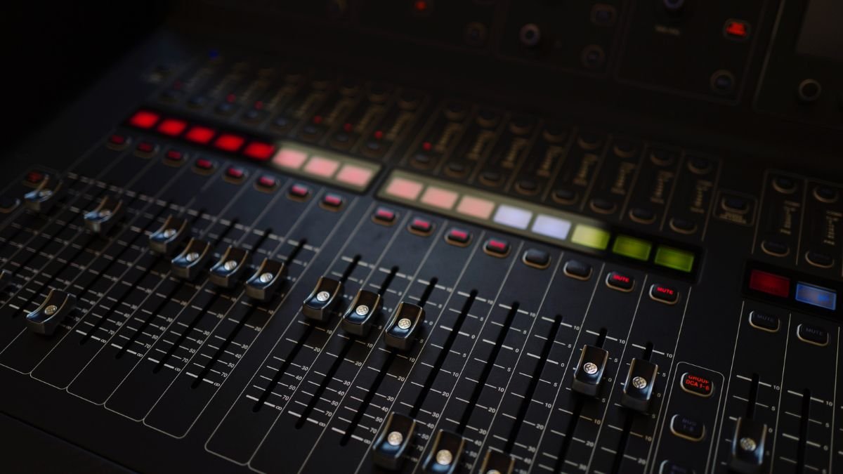 Detailaufnahme eines digitalen Mischpults mit verschiedenen Reglern und Tasten.
