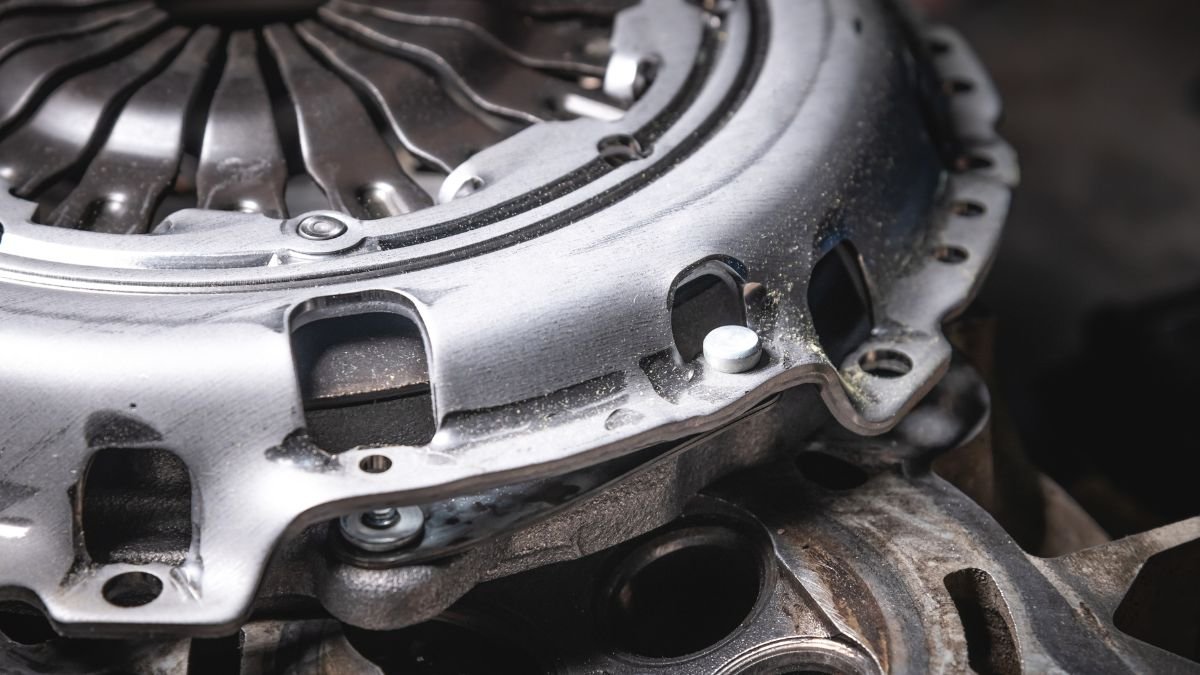 Nahaufnahme eines Doppelkupplungsgetriebes, das für modernes Autofahren entwickelt wurde.