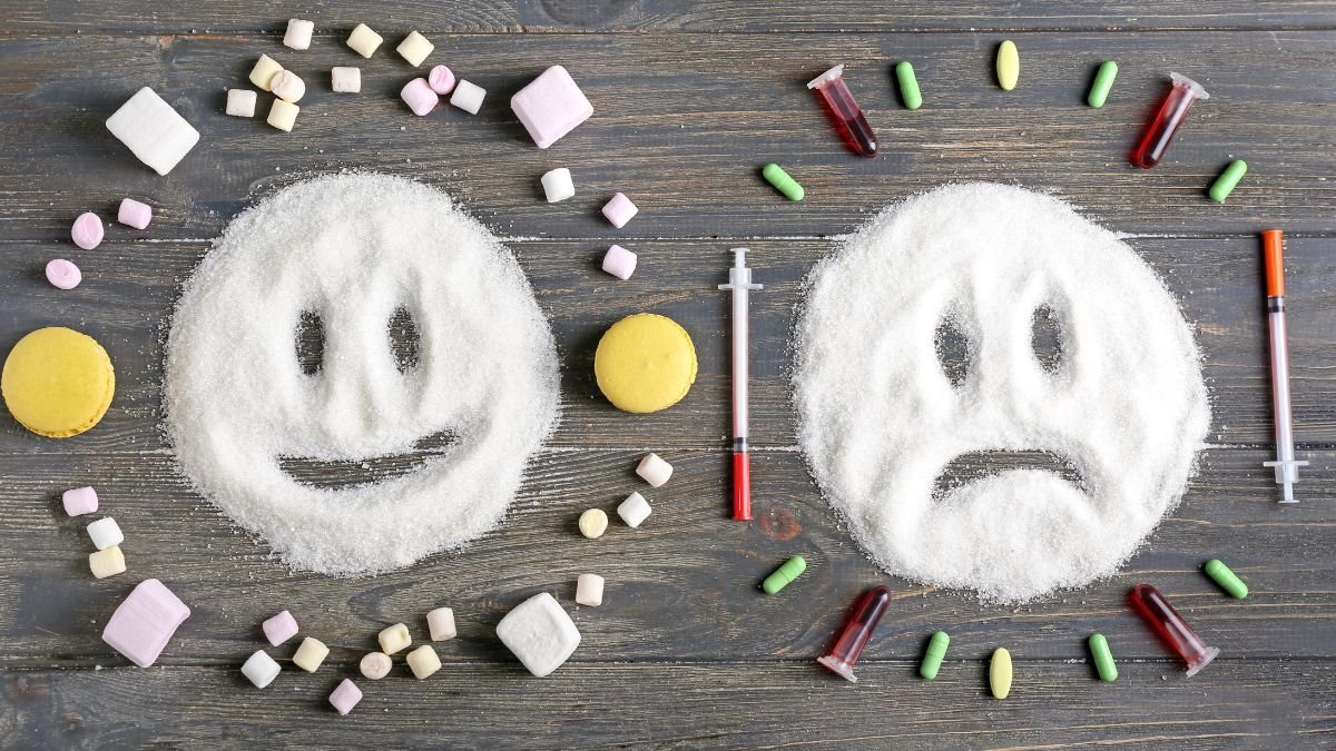 Zwei Zuckerfiguren auf einem Tisch, eine lächelnd, die andere traurig, umgeben von Drogen und Medikamenten.