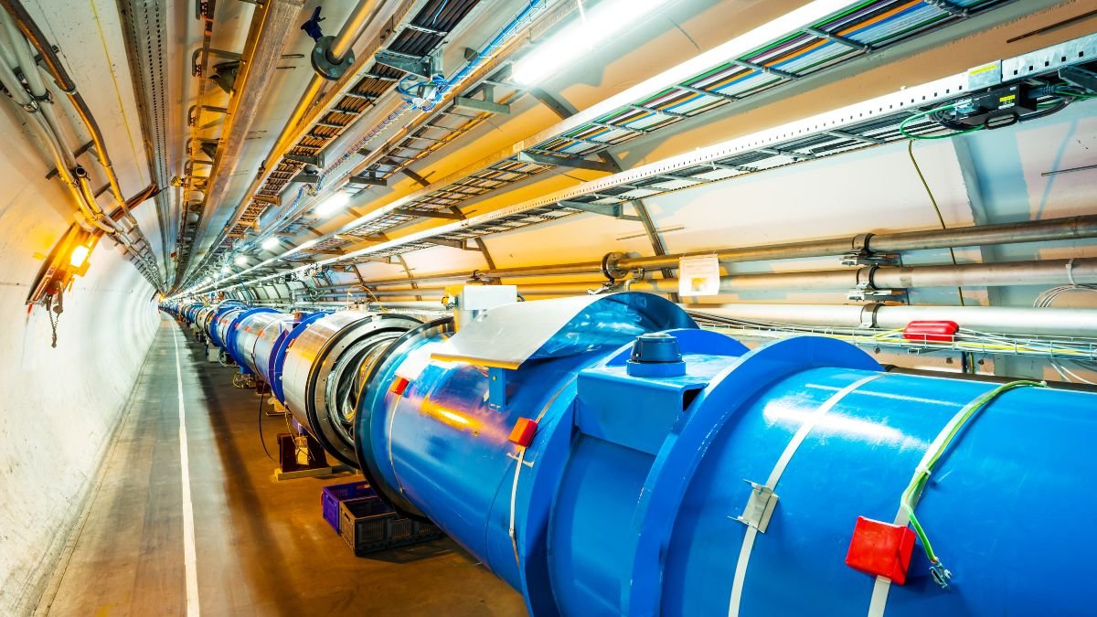 Blaue Gasbeschleuniger-Trommeln in einem langen Tunnel mit Kabeln.