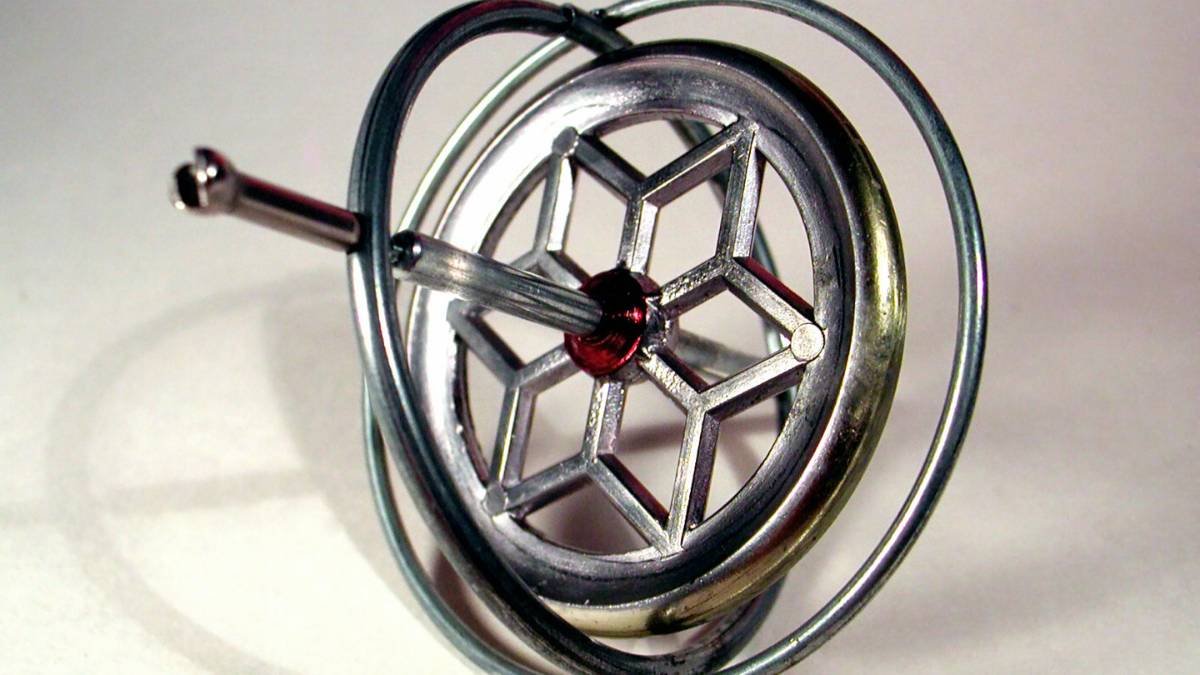 Ein Gyroskop mit metallischen Komponenten, das Stabilität und Präzision symbolisiert.