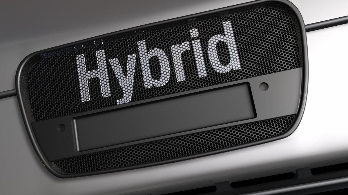 Nahaufnahme eines Hybridfahrzeuggrills mit dem Schriftzug 'Hybrid'.