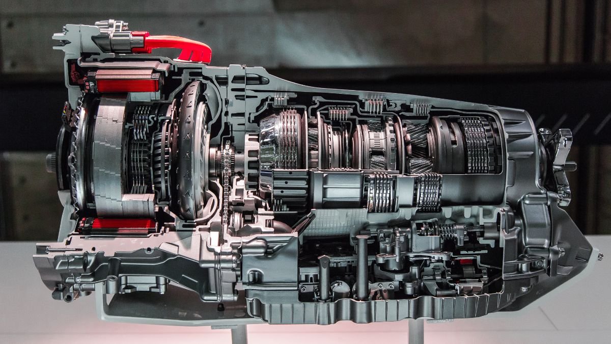 Ein detailliertes Schnittmodell eines Hydraulikgetriebes im Automobilbau.