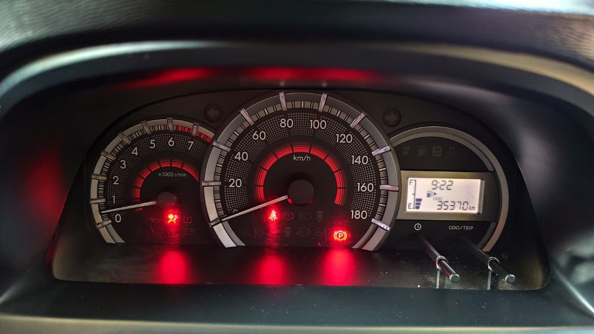 Ein Fahrzeugtacho zeigt Geschwindigkeit und Kilometerstand an.