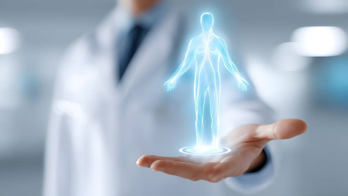 Ein Arzt hält ein holografisches 3D-Bild eines menschlichen Körpers in der Hand.