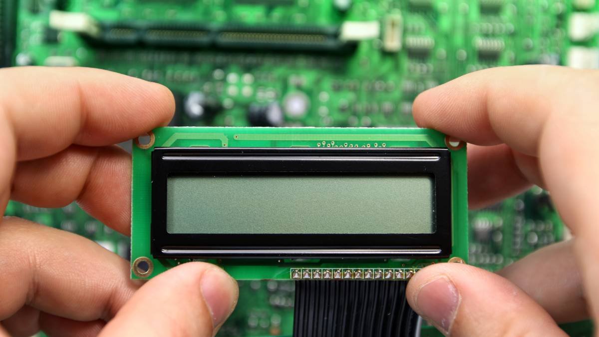 Eine Person hält ein LCD-Display, das für die Anzeige von Informationen verwendet wird.