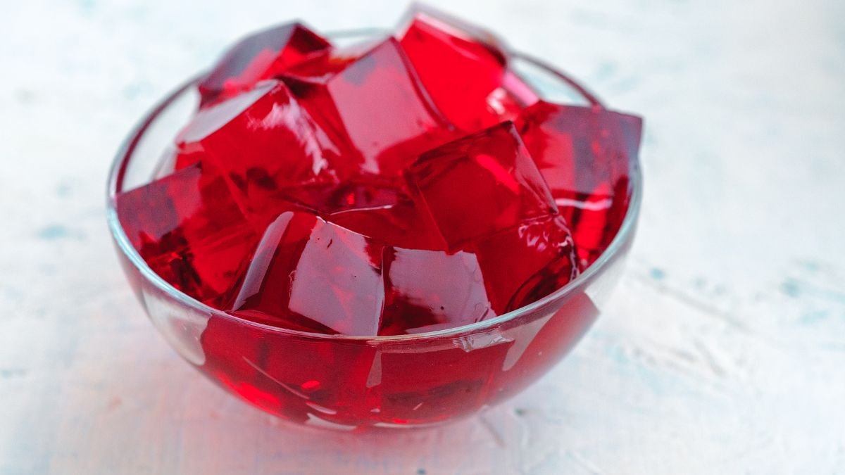 Eine Schüssel mit roten Gelee-Würfeln, die frisch und appetitlich aussehen.