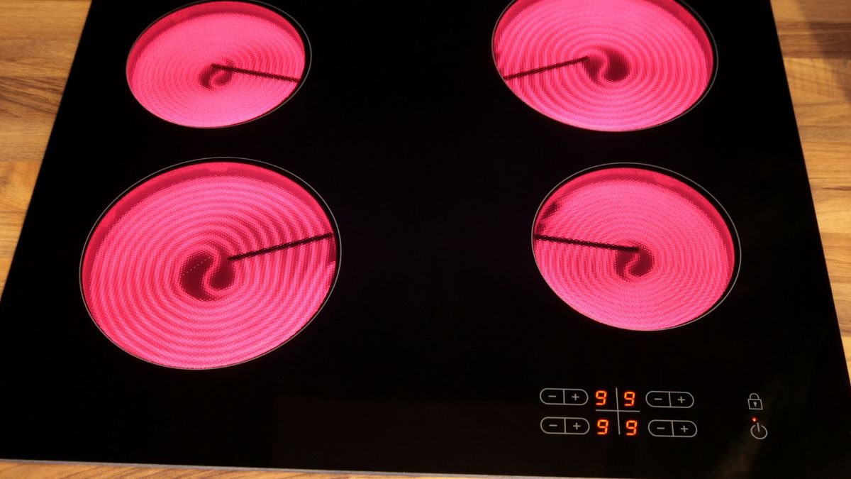 Ein modernes Keramikkochfeld mit vier Heizzonen in leuchtendem Rot.
