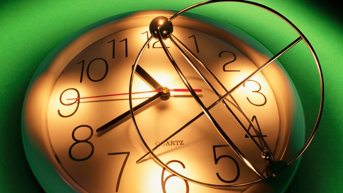 Eine kinetische Uhr mit beweglichen Elementen und einem goldenen Zifferblatt.