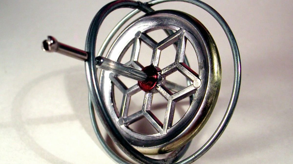 Ein Gyroskop mit metallischem Gehäuse und stabilisierenden Ringen.