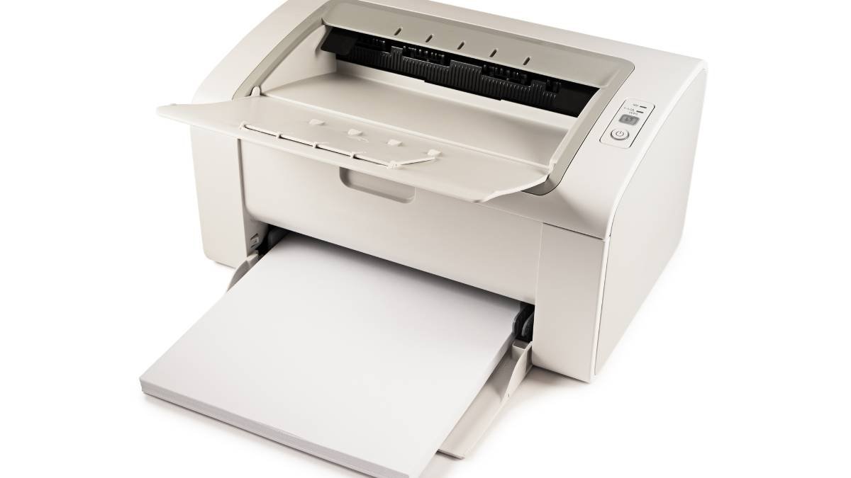 Ein moderner Laserdrucker mit offenem Papierfach, bereit zum Drucken.