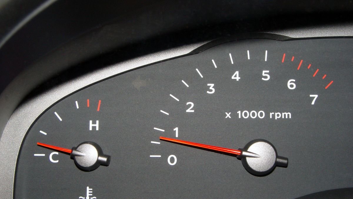 Ein Tachometer zeigt die Drehzahl eines Motors im Leerlauf an.