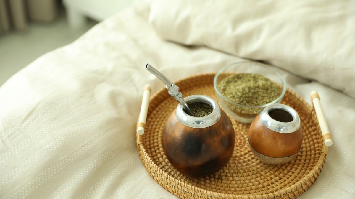 Eine traditionelle Mate-Tee-Zubereitung auf einem Tablett mit einer Schale Yerba Mate.