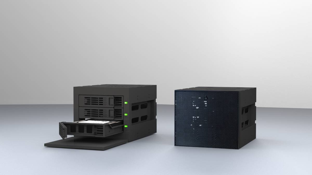 Zwei moderne NAS-Server mit offenen Laufwerksschächten auf einem Tisch.