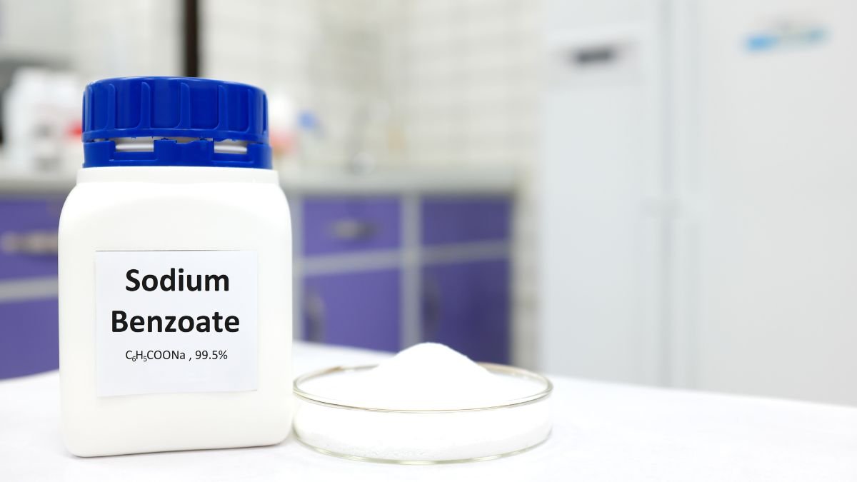 Eine Flasche mit Natriumbenzoat und einer Schale mit dem weißen Pulver.